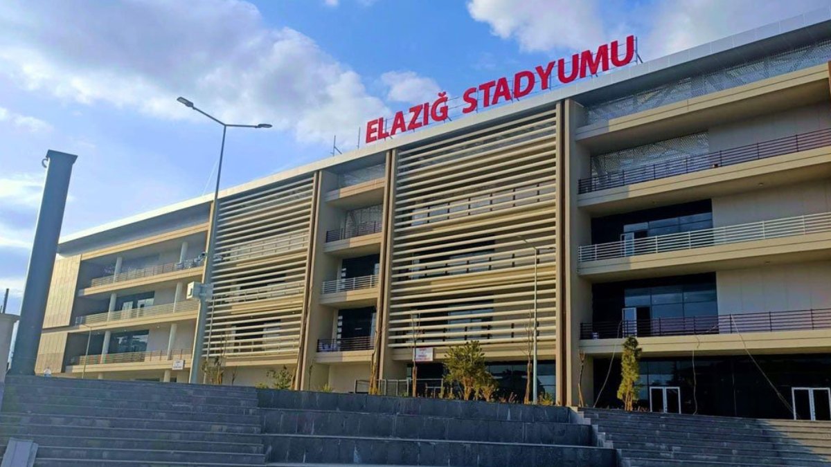 49 yıllık stadyumdan Atatürk ismi silindi