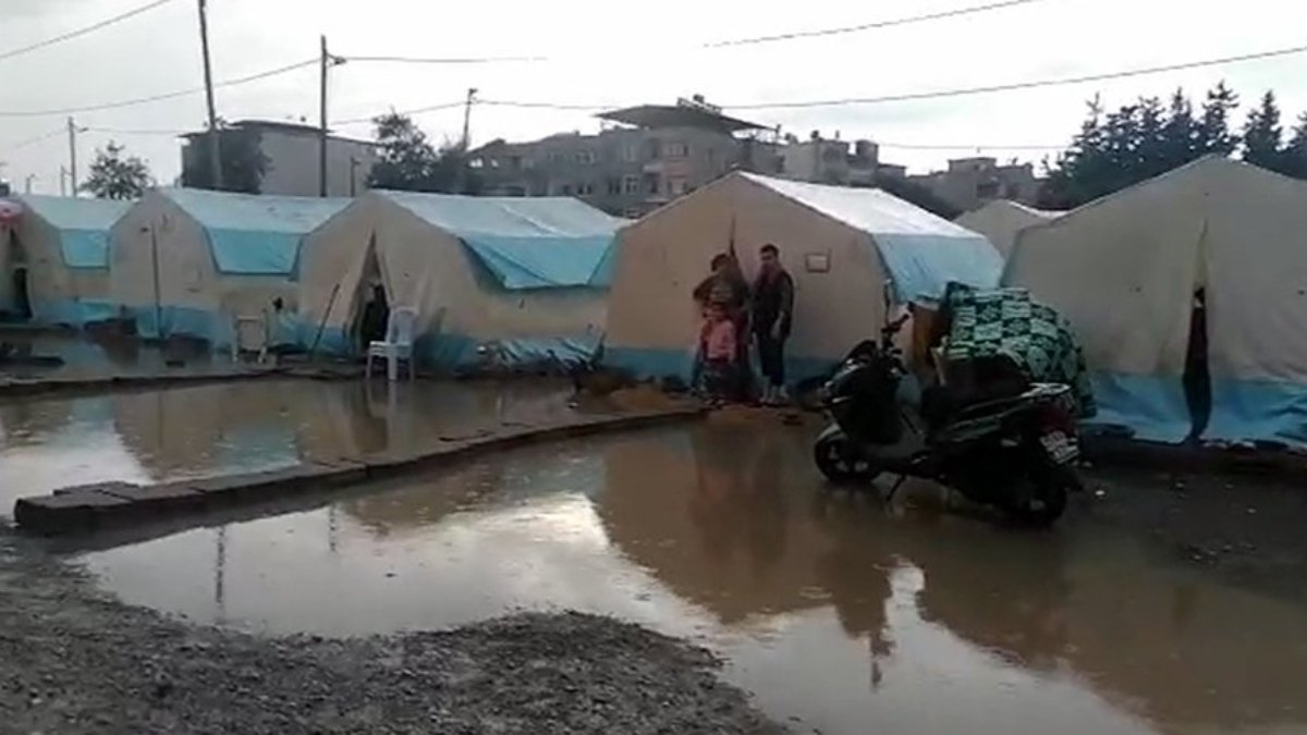 İskenderun'da çadır kentte yaşayanlar şiddetli yağıştan etkilendi 
