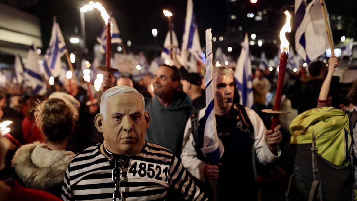 Netanyahu zorda! On binlerce kişi toplandı