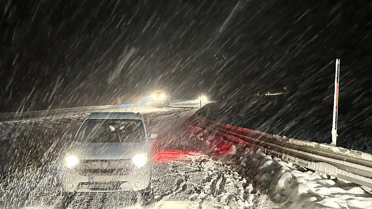 Kar ve tipi nedeniyle kapanan Bayburt-Erzurum kara yolu ulaşıma açıldı