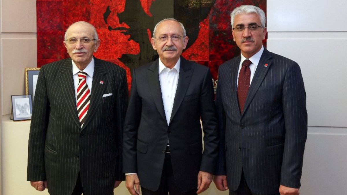 Kılıçdaroğlu eski AKP'li vekil ve oğluna CHP rozeti taktı
