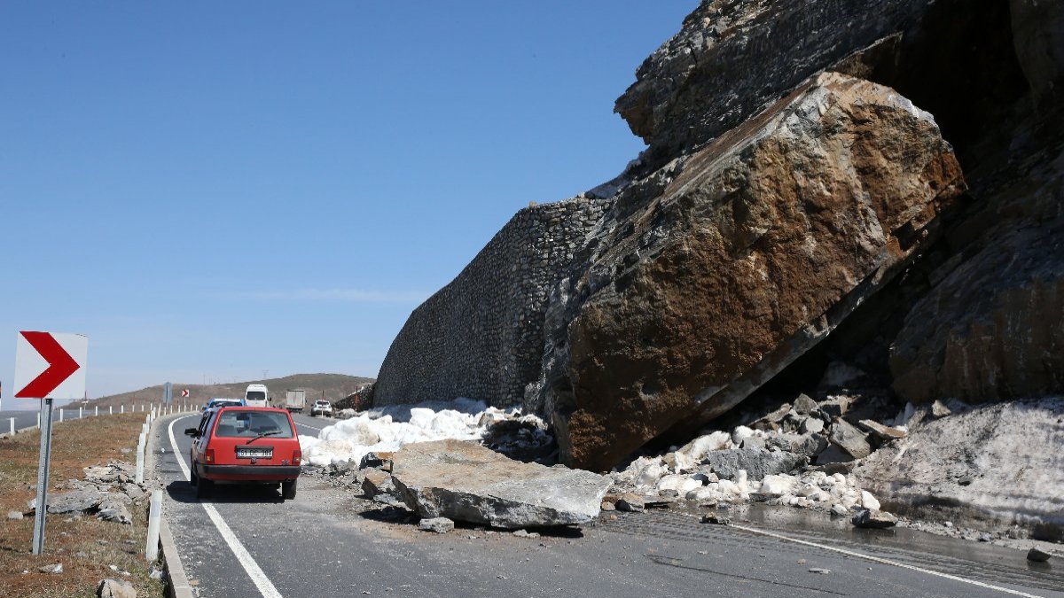 Dağdan kopan kaya parçaları ulaşımı aksattı