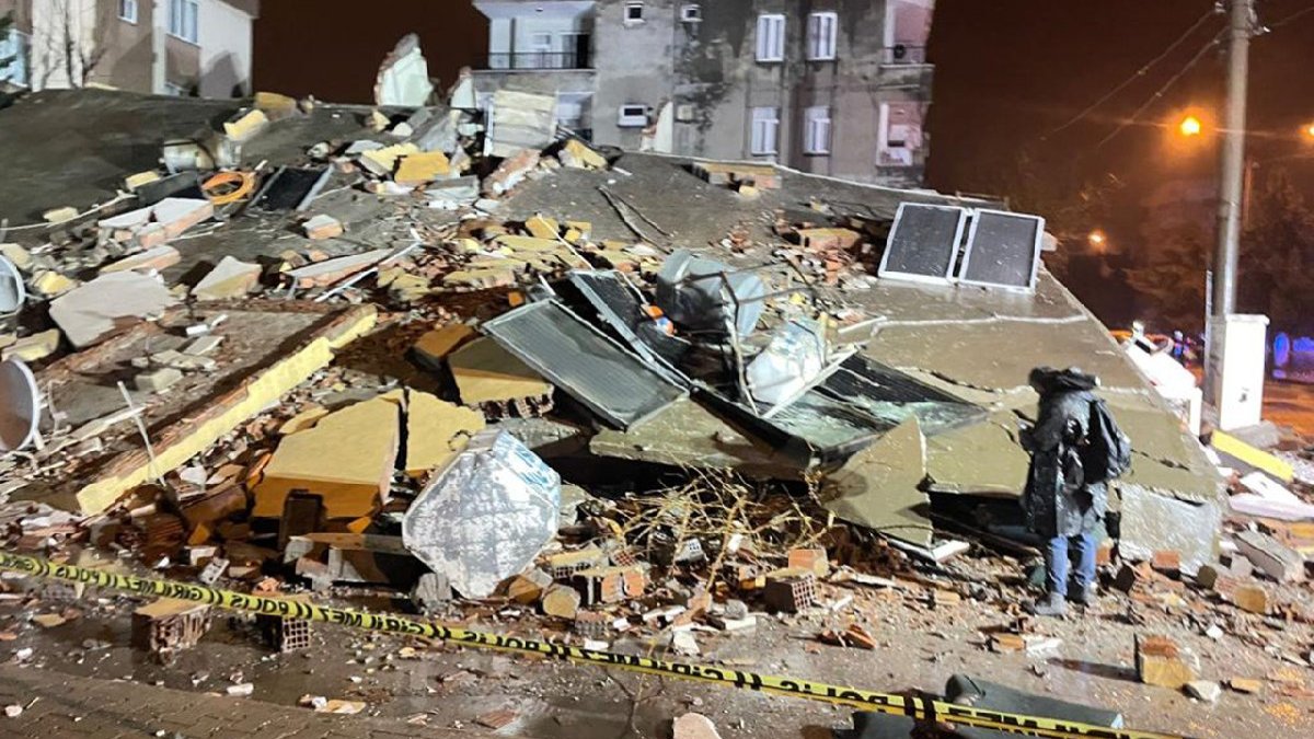 Ağır hasarlı 5 katlı bina kendiliğinden çöktü