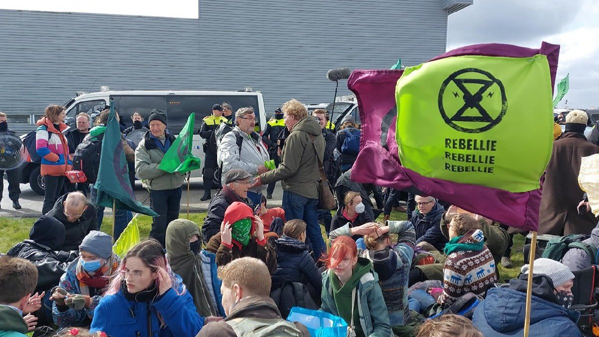 Hollanda'da çevreciler havalimanında gösteri yaptı