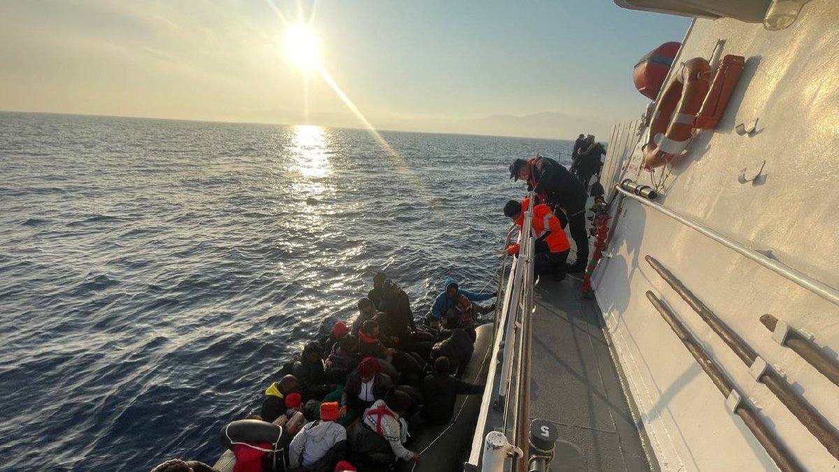 İzmir açıklarında 69 düzensiz göçmen kurtarıldı