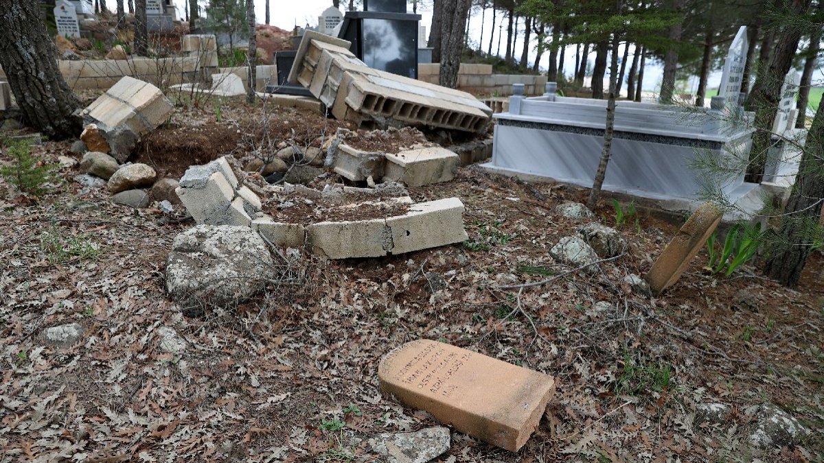 Kahramanmaraş merkezli depremler mezarlıklarda hasara neden oldu