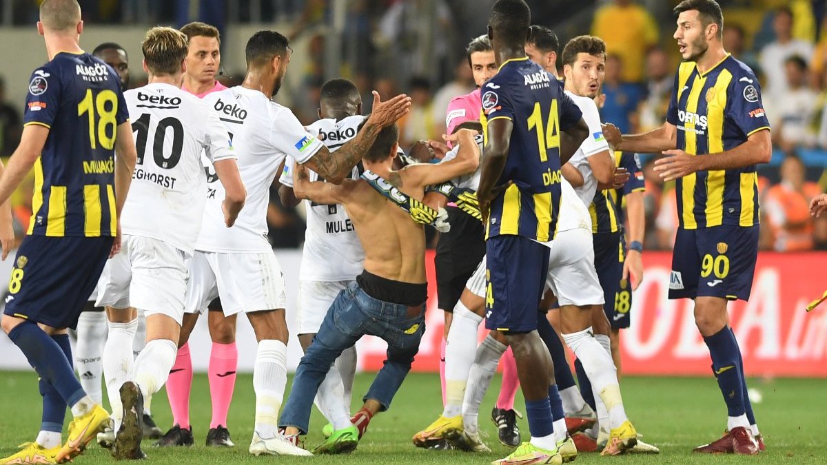 Beşiktaş futbolcularına saldıran Ankaragücü taraftarı Berkay Ö.'ye hapis cezası