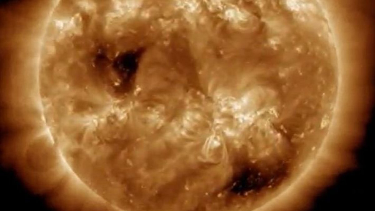 Güneş'te dev bir delik ortaya çıktı... Dünya'nın 30 katı büyüklüğünde