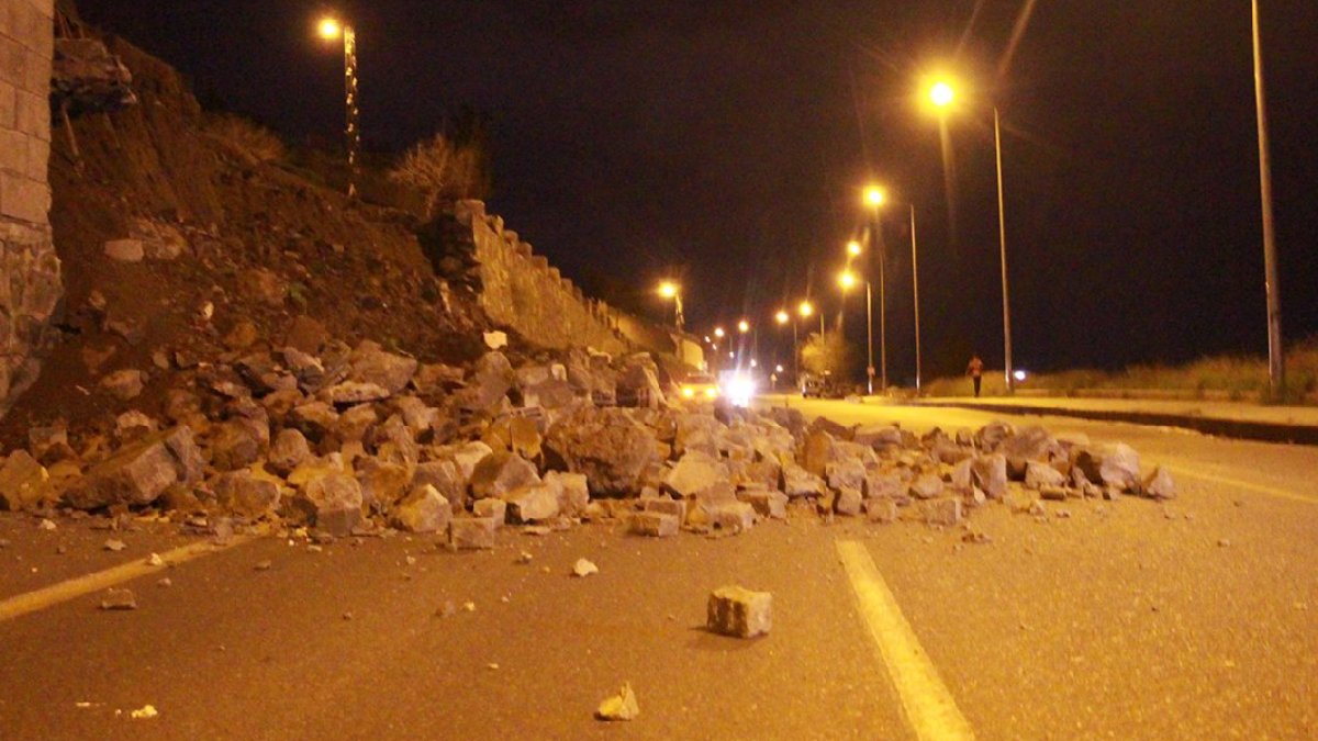 Diyarbakır'da, karayolunda istinat duvarı çöktü