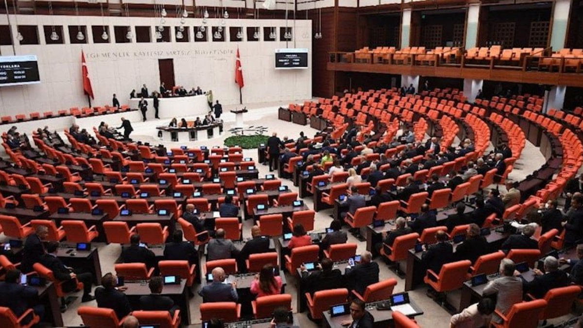 Afetzedeler için 'ücretsiz konut' teklifi AKP ve MHP oylarıyla reddedildi