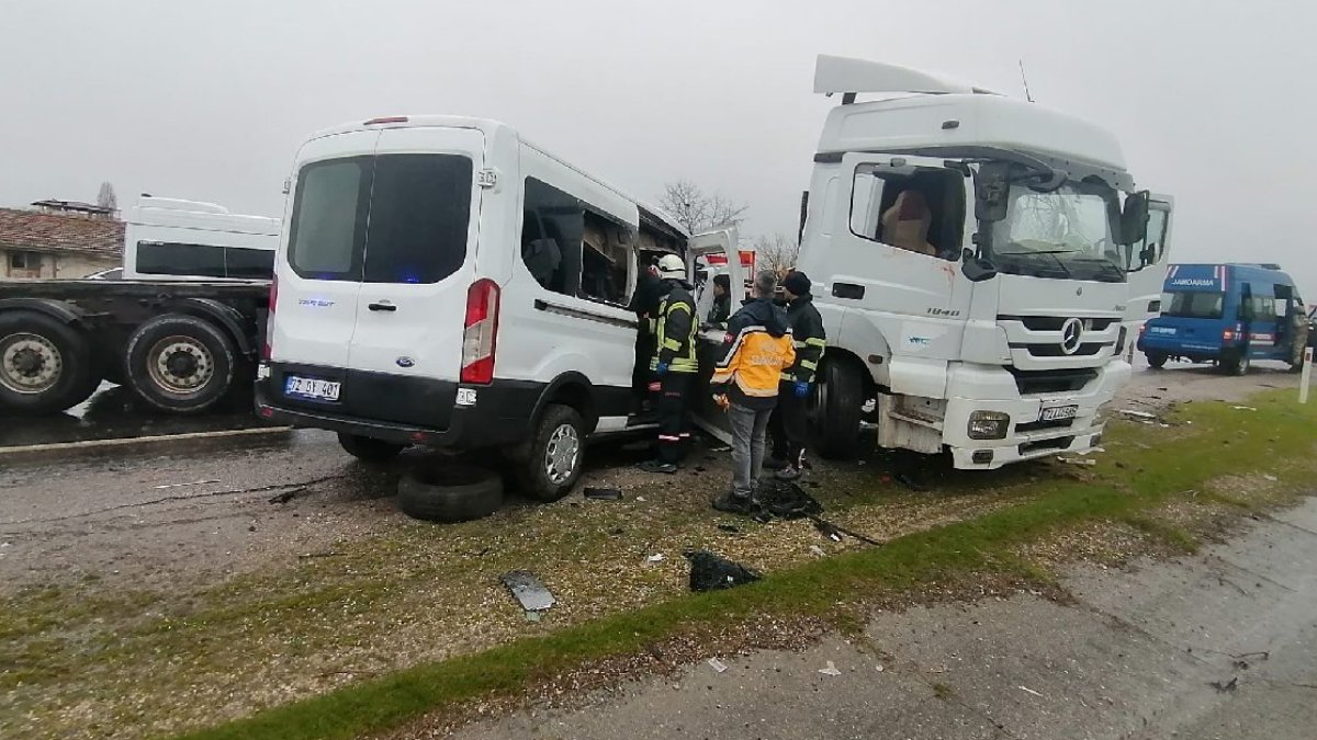 TIR ile minibüs çarpıştı, sürücü öldü