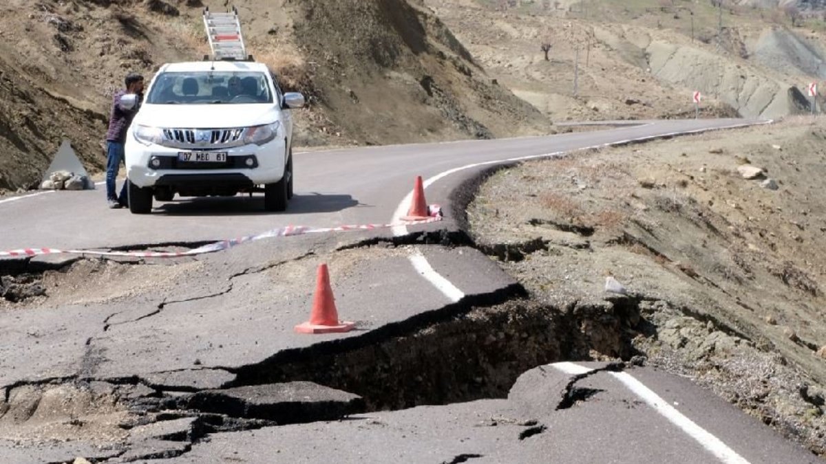 Köy yolu heyelan nedeniyle çöktü