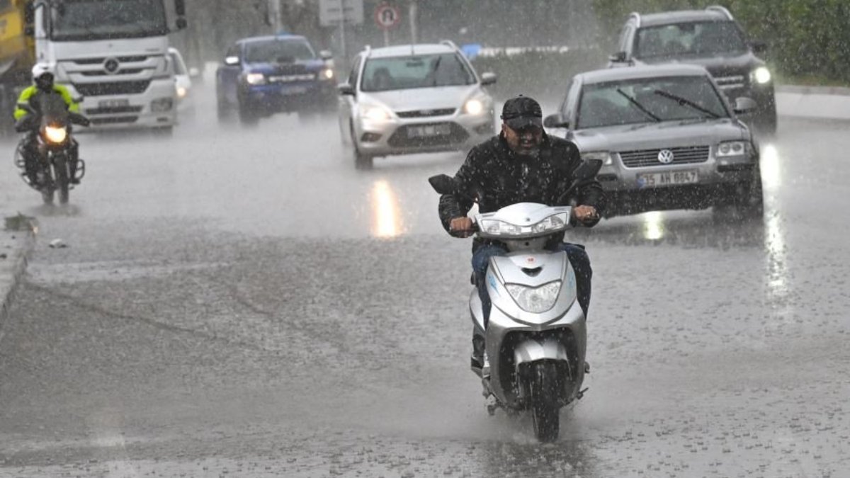 Sağanak yağış İzmir'de etkili oldu