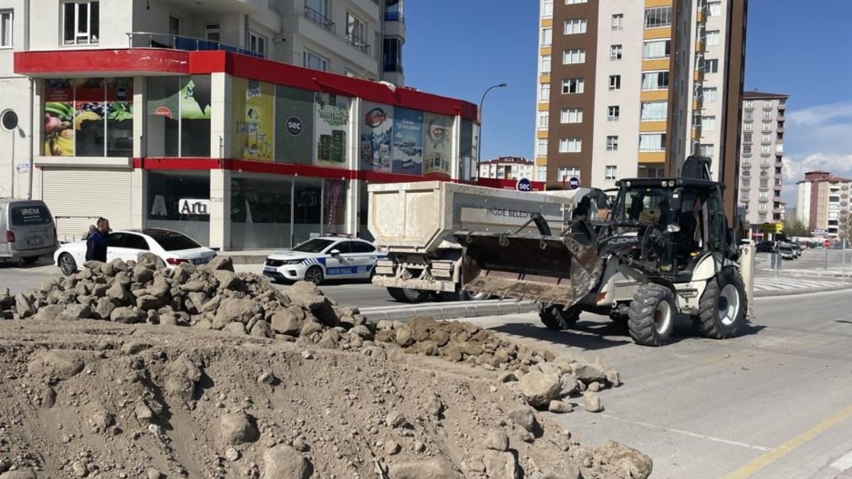 Tapulu arazisinden geçtiğini iddia ettiği yolu trafiğe kapattı