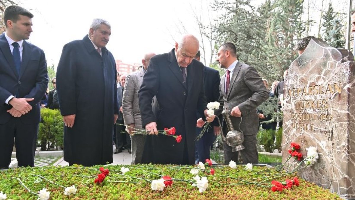 Devlet Bahçeli, Türkeş'in mezarını ziyaret etti