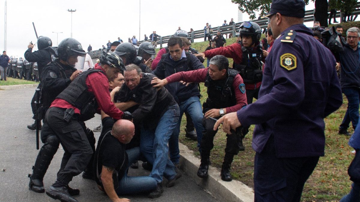 Arjantin'de otobüs şoförleri bakana saldırdı