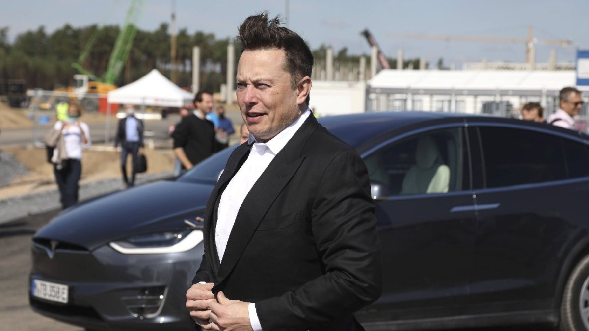 Tesla, eski çalışanına 3,2 milyon dolar ödeyecek