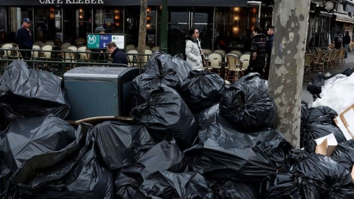 Paris'te çöp toplayıcıları süresiz greve gidecek
