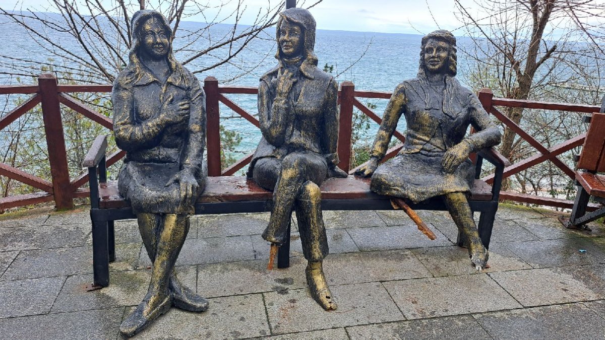 'Üç Kız' heykelini yine kırdılar