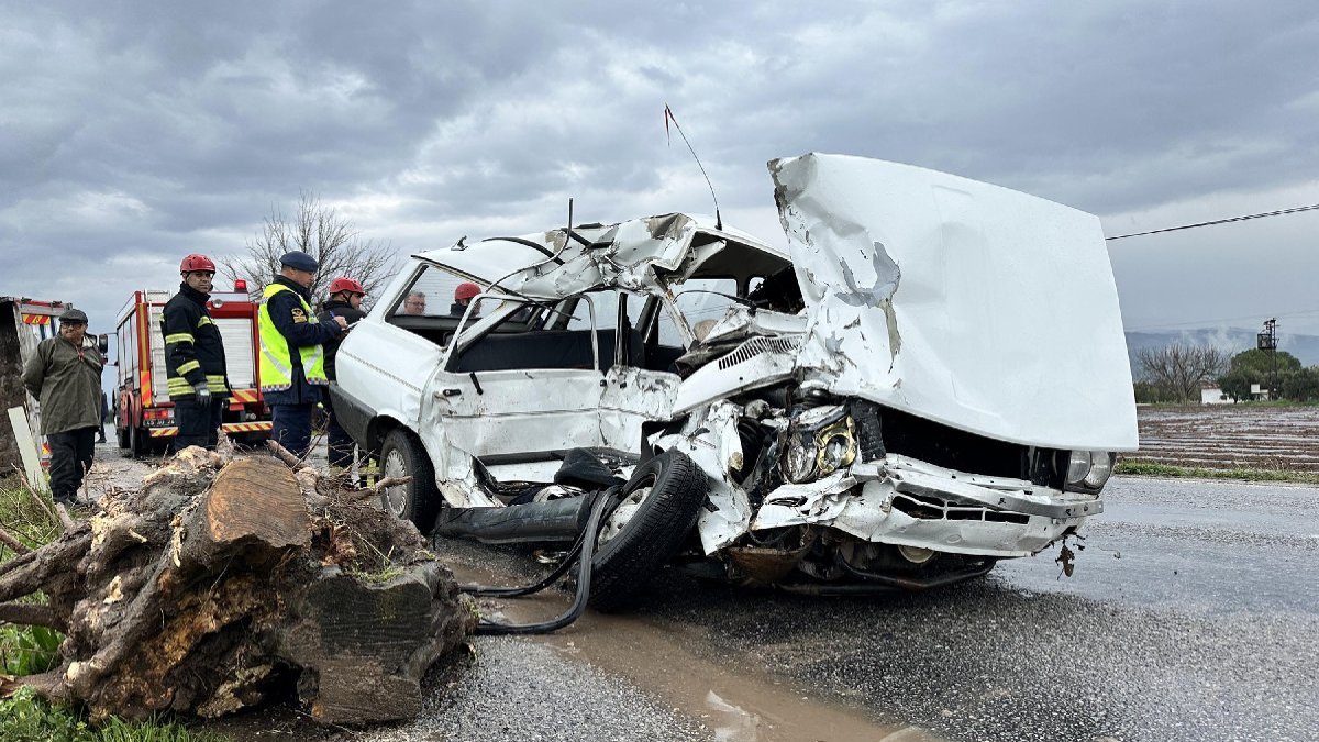 Kamyonla çarpışan otomobildeki 2 kişi öldü