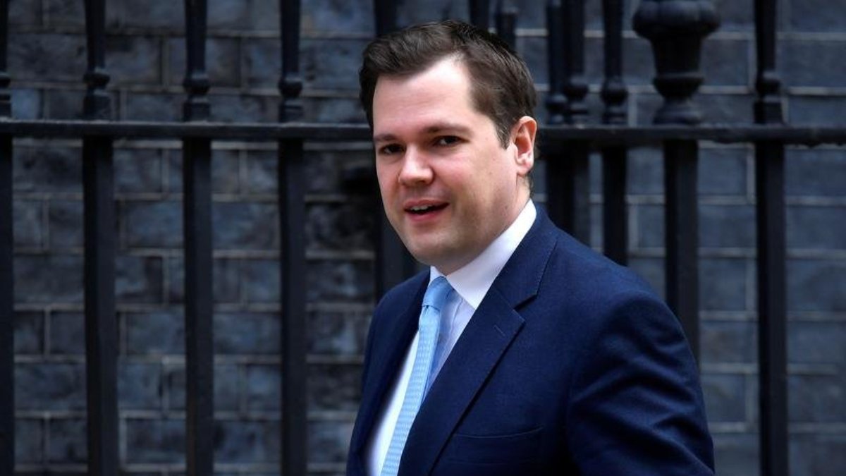 İngiliz Bakan aracıyla hız sınırını ihlal ettiği için 6 ay trafikten men edildi