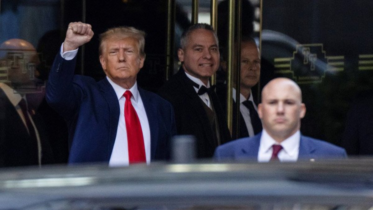 Dünyanın gözü ABD'de... Mahkemeye çıkan Trump suçlamaları reddetti