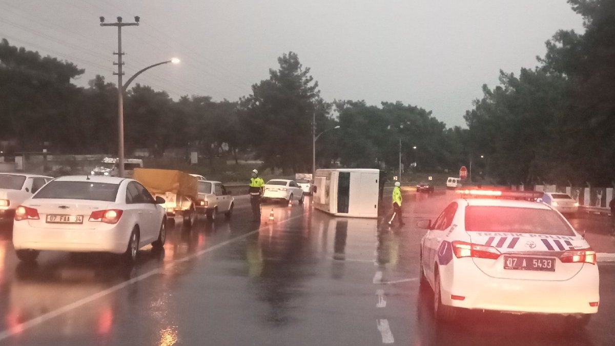 Mobilya fabrikası personelini taşıyan midibüs devrildi: 7 yaralı