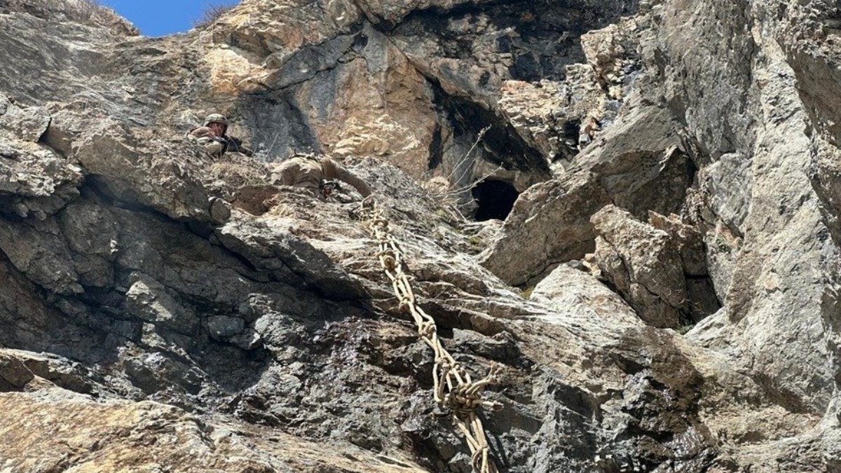 Turuncu kategorideki teröristin etkisiz hale getirildiği operasyonda mühimmat ele geçirildi