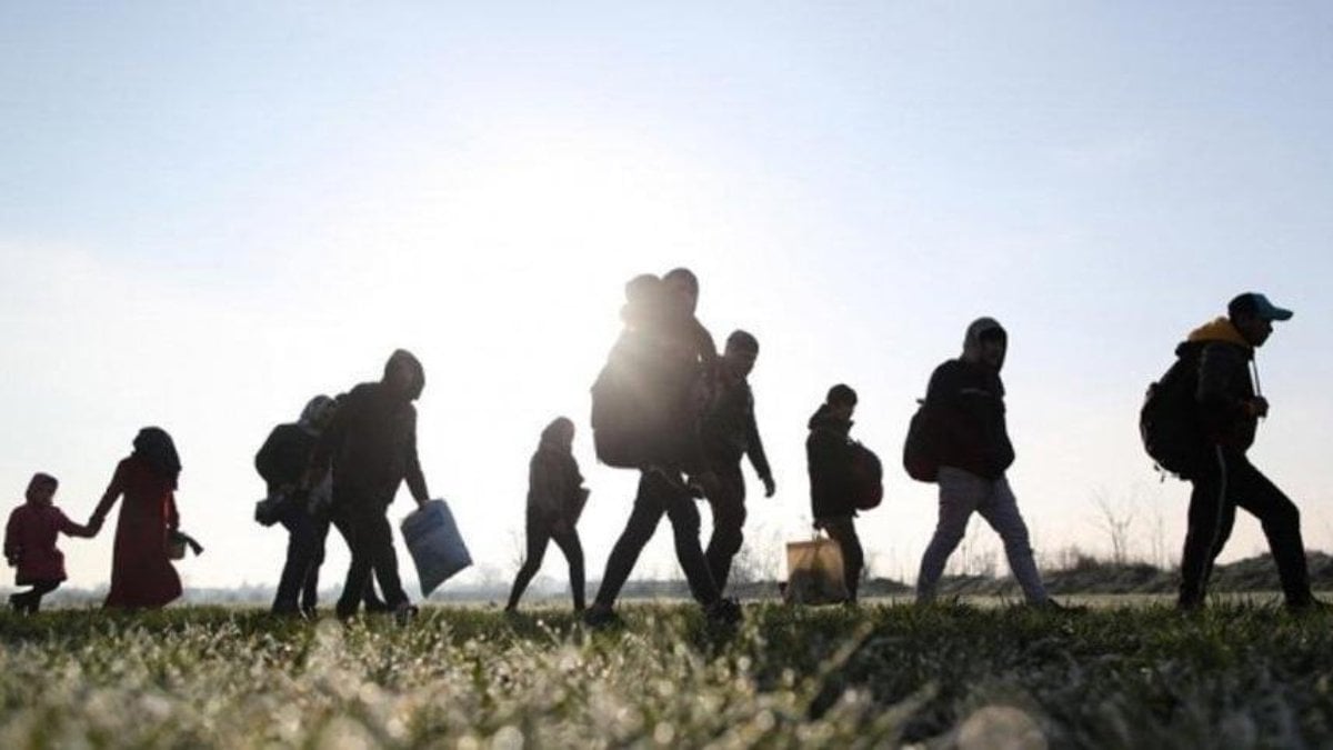Kocaeli'de TIR dorsesinde 75 düzensiz göçmen yakalandı