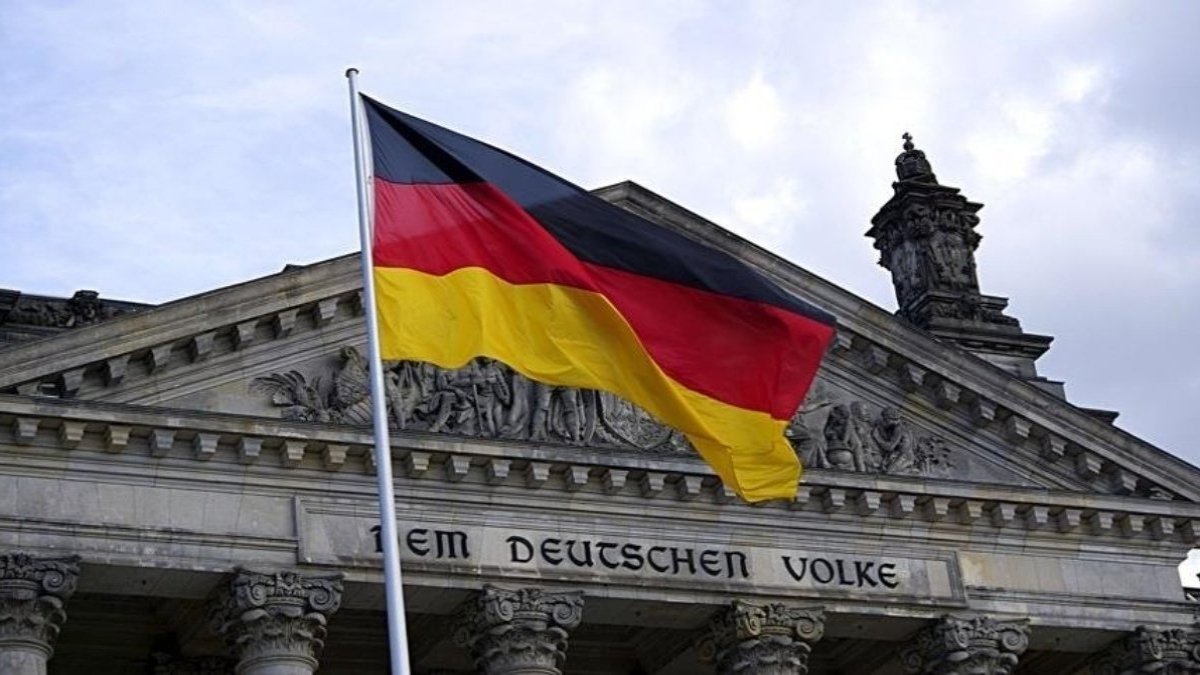 Almanya'da bir spor salonunda düzenlenen bıçaklı saldırıda 4 kişi ağır yaralandı