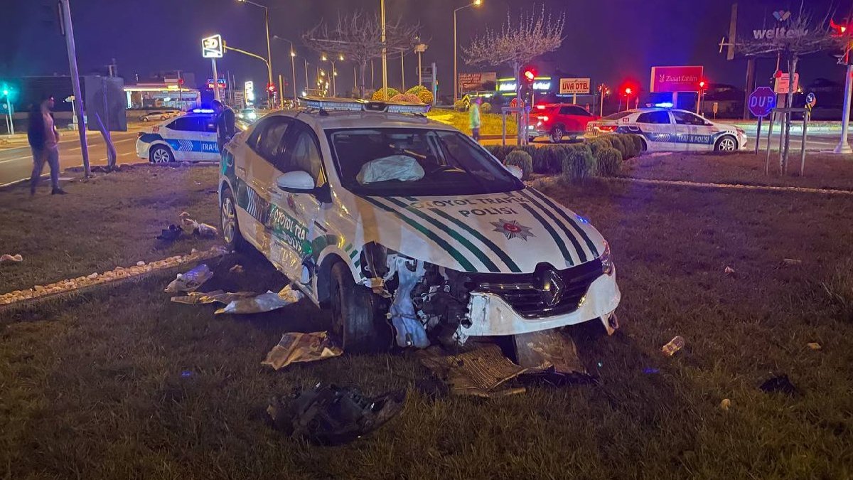 Otomobil ile polis aracı çarpıştı: 3'ü polis 6 kişi yaralı