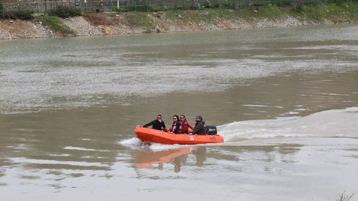 Kazada suya düşüp kaybolmuşlardı: Aramalar sürüyor