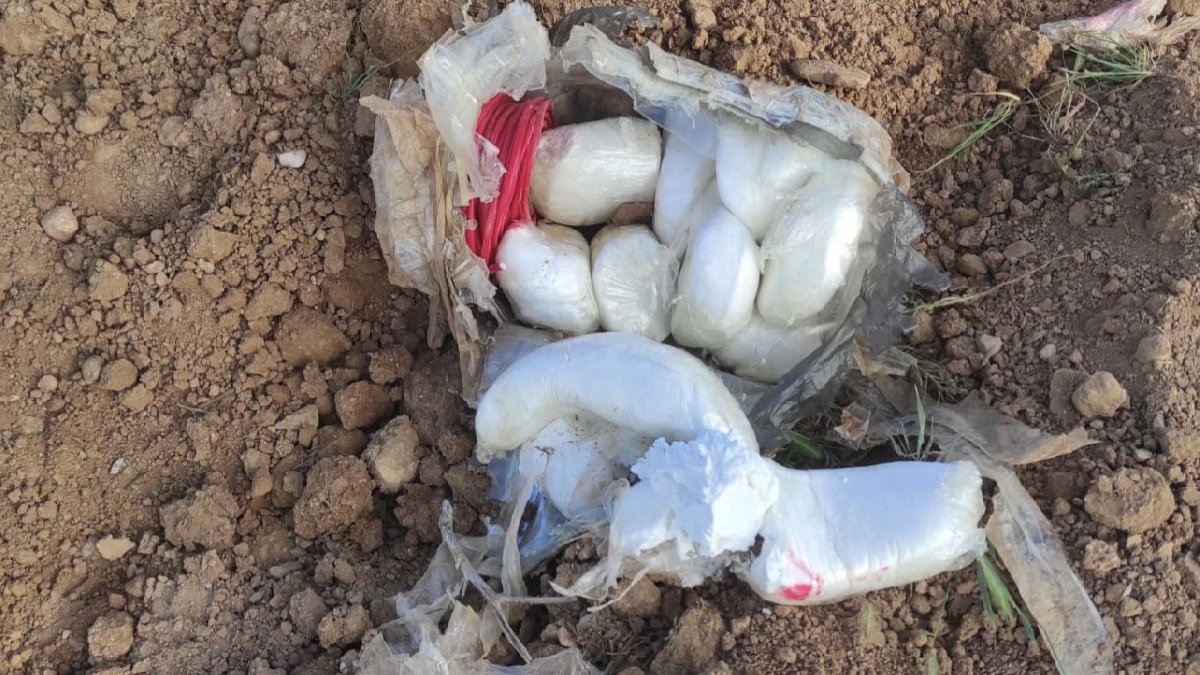 Sınırda tarla süren çiftçi, 30 kilo C4 patlayıcı buldu