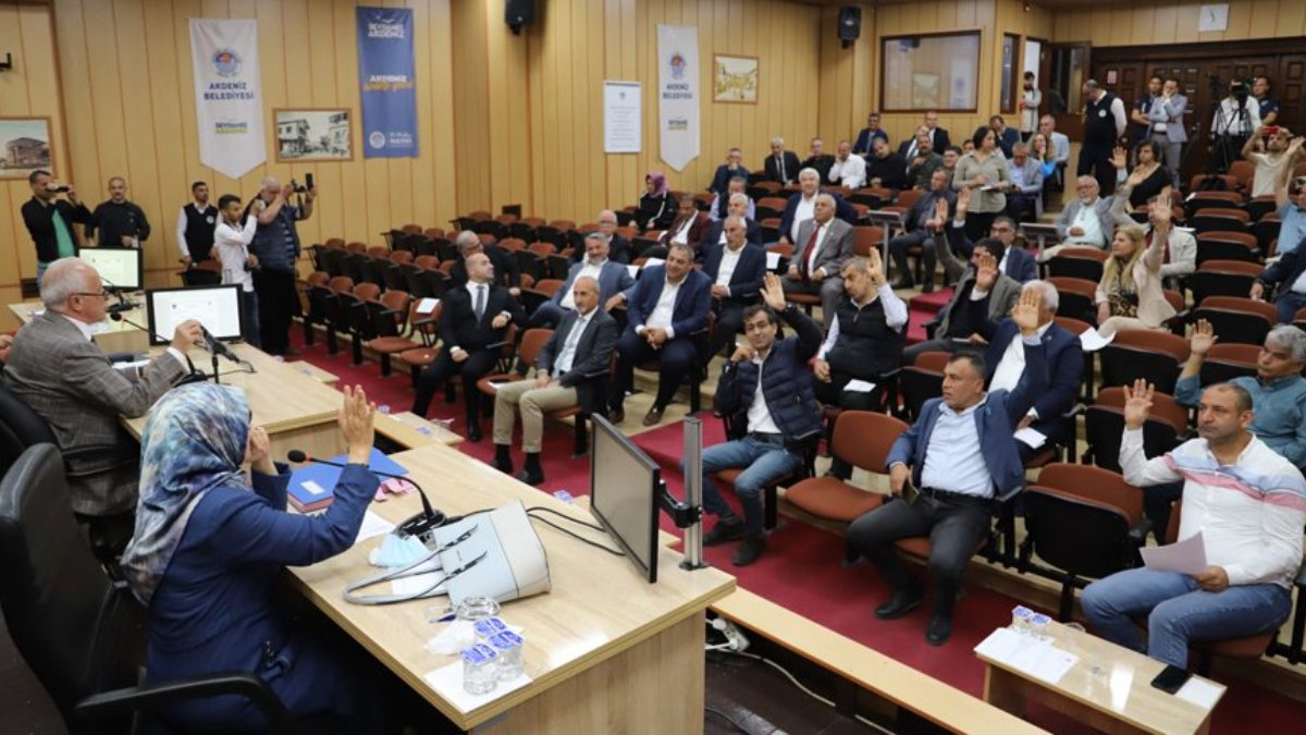 Mersin’de AKP'li belediyenin meclis toplantısında FETÖ ve PKK gerginliği