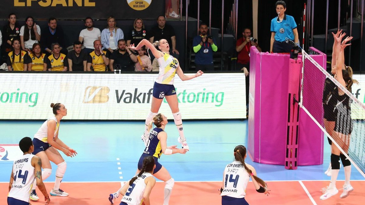 VakıfBank'ı altın sette geçen Fenerbahçe Opet, finale yükseldi