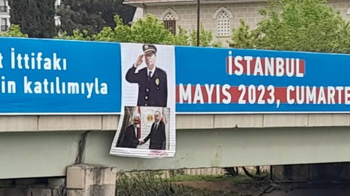 İstanbul'da üst geçitte Gaffar Okkan'lı afişle protesto