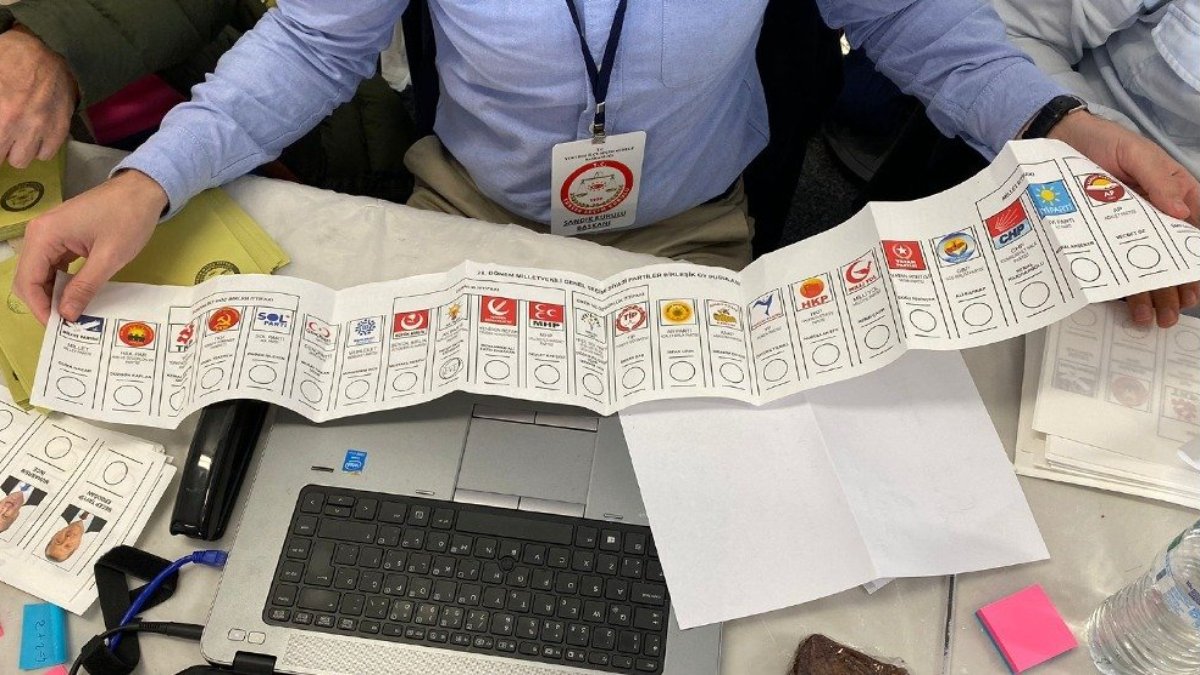 Seçime 9 gün kala skandal iddia: Seçmene verilen oy pusulasında AKP’ye "evet" mührü…