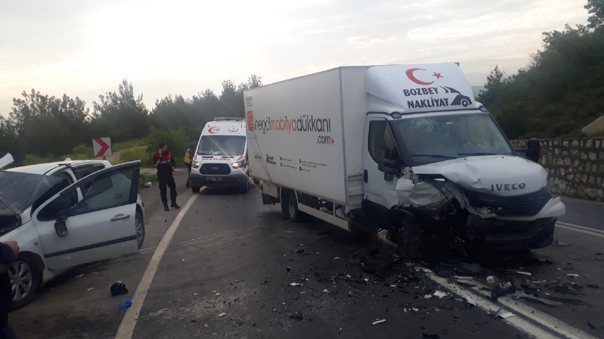 Otomobil ile kamyonet çarpıştı, ölü ve yaralılar var