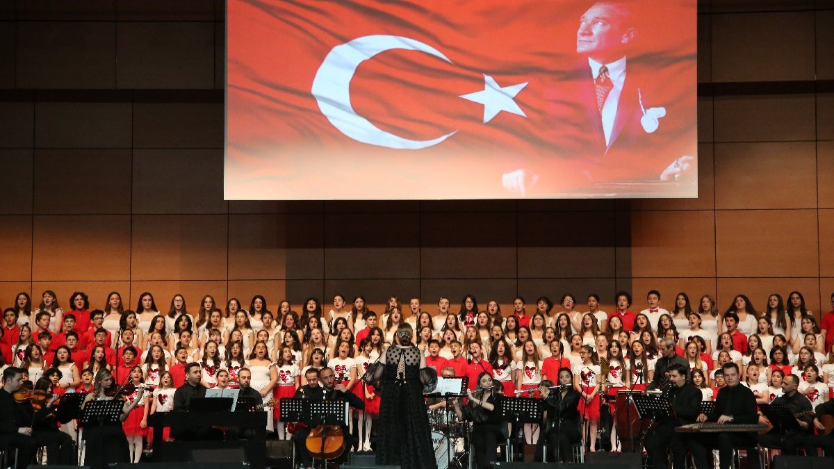 Öğretmen ve öğrencilerden Atatürk ve 100. Yıl Konseri