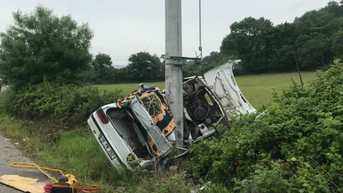 Direğe çarptı, sürücünün eşi ve çocuğu öldü