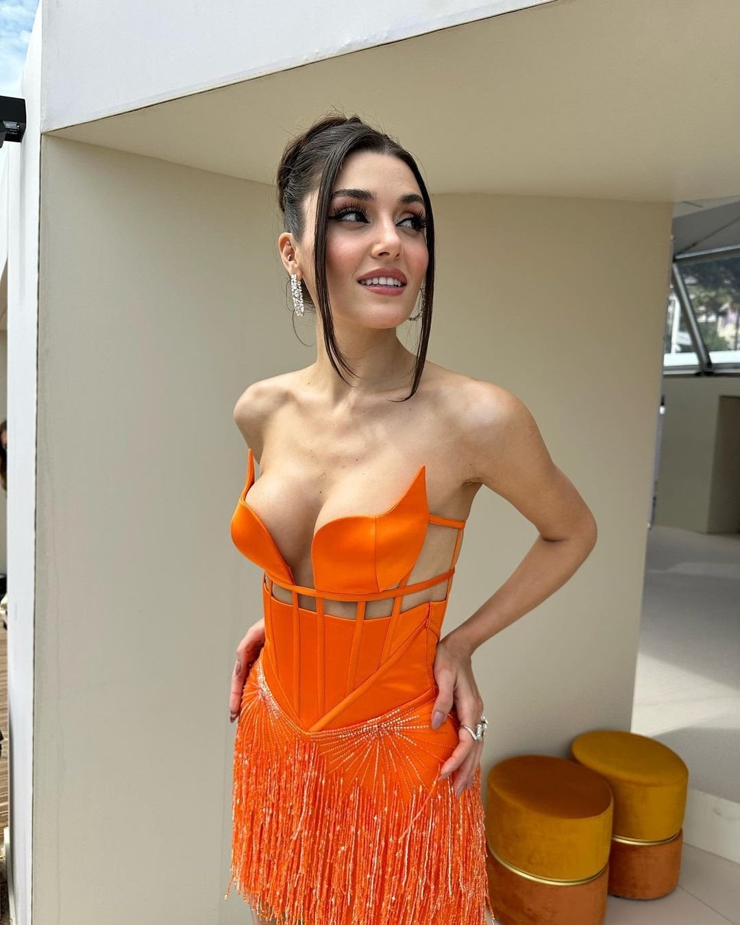 Hande Erçel'in Cannes şıklığı.