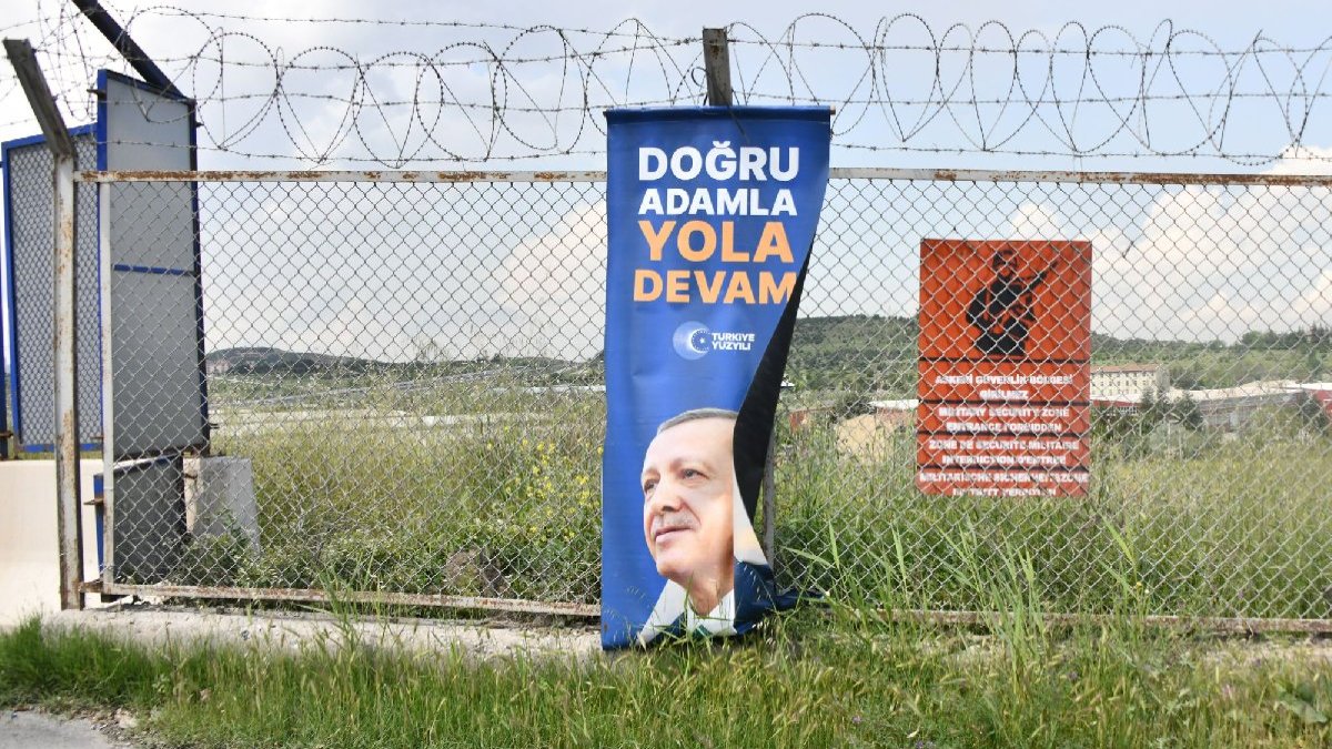 Kışlaya da siyaset girdi! Askeriyeye Erdoğan afişi astılar