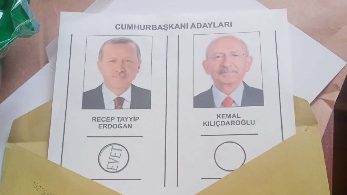 Vatandaşa verilen zarftan Erdoğan için ‘evet’ mührü basılmış oy pusulası çıktı