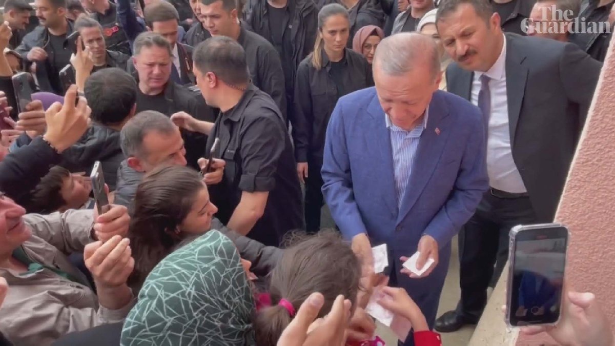 Türkiye sandıkta: Erdoğan okul dışında seçmene para verdi