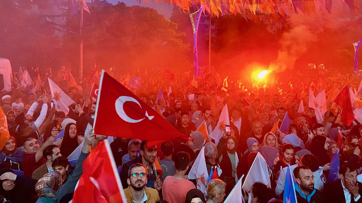 Erdoğan taraftarları sokaklara döküldü