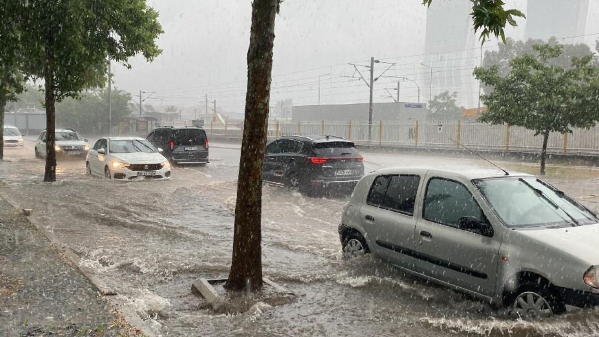 İzmir'de sağanak: Yağış hızlı geldi, yollar göle döndü