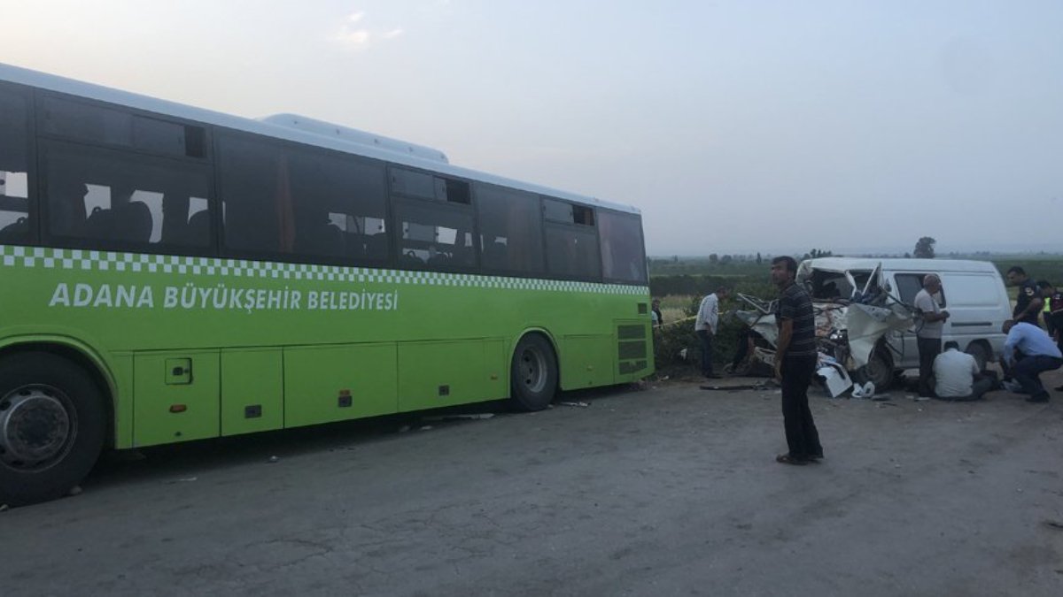 Adana'da minibüs ile otobüs çarpıştı: 3 ölü, 10 yaralı