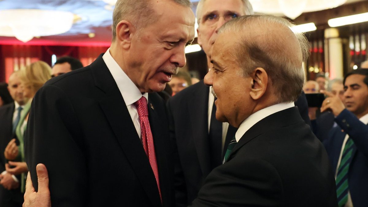 Pakistan Başbakanı'nın Erdoğan'a verdiği hediye gündem oldu