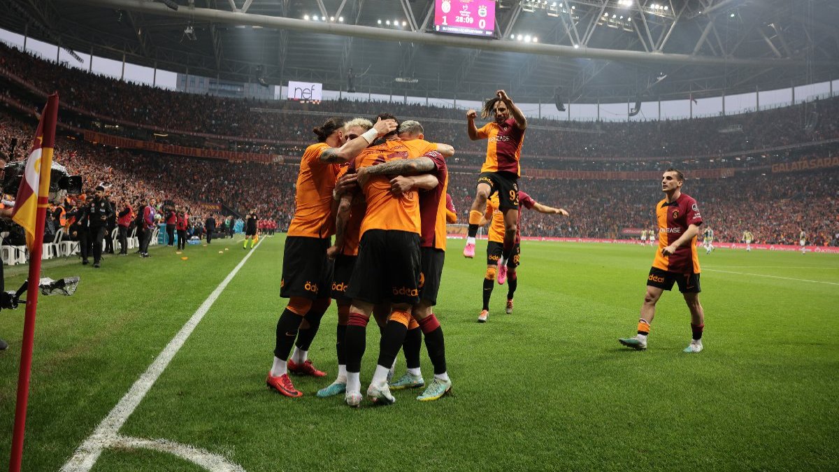 Galatasaray derbide Fenerbahçe'yi fena dağıttı