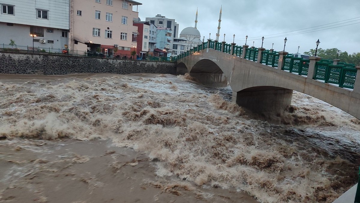 Salıpazarı'nı sel vurdu